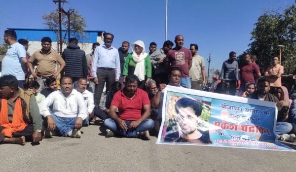 पत्रकार मुकेश चंद्राकर की हत्या को लेकर बीजापुर में  चक्काजाम... रायपुर में राजभवन तक शांति मार्च आज