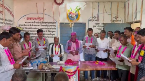 महिला पंचों के स्थान पर पतियों ने ली शपथ... सचिव ने दिलाई पद और गोपनीयता की शपथ
