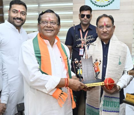 छत्तीसगढ़ राज्य वन विकास निगम के अध्यक्ष रामसेवक पैकरा के पदभार ग्रहण में शामिल हुए मुख्यमंत्री