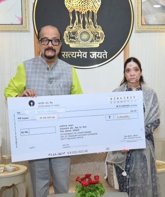 रायपुर : राज्यपाल डेका ने पहलगाम आतंकी हमले में जान गंवाने वाले स्वर्गीय अग्रवाल के परिजनों को दी सहायता राशि