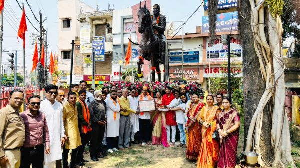 "मराठा समाज ने मनाया शिवाजी महाराज का राज्याभिषेक दिवस...  दुग्धाभिषेक कर बांटा शीरा