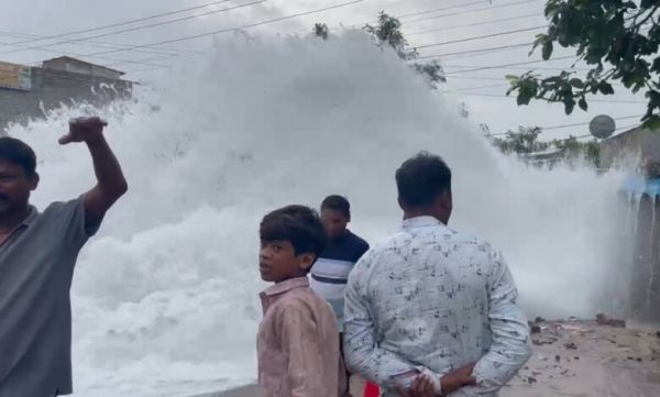 सप्लाई पाइप फटा, लाखों लीटर पानी बर्बाद, रिंग रोड पर लगा जाम