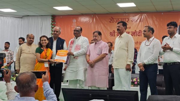 रायपुर में आयोजित रोजगार मेला में 72 युवाओं को नियुक्ति पत्र प्रदान