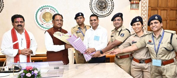 मुख्यमंत्री विष्णु देव साय से राज्य पुलिस सेवा अधिकारियों ने की सौजन्य भेंट