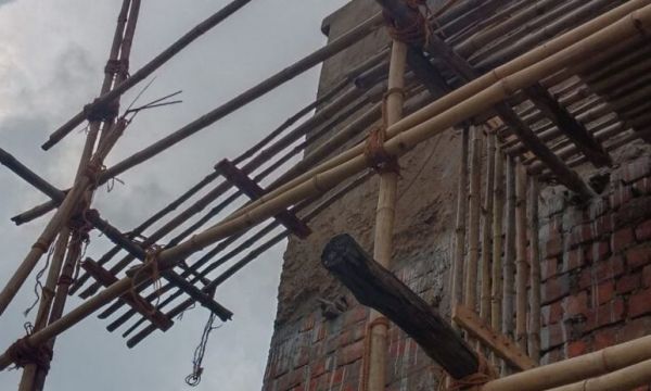 प्लास्टर करते वक्त तीसरी मंजिल से गिरे दो मजदूर, एक की मौत