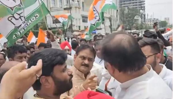 आर्थिक नाकेबंदी के दौरान भीड़े कांग्रेसी नेता