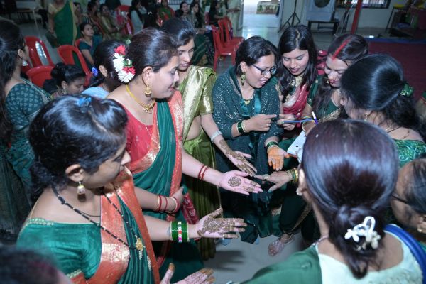 सावन उत्सव में महिलाओं ने लगाई मेहंदी और बेलून में लिखा नाम