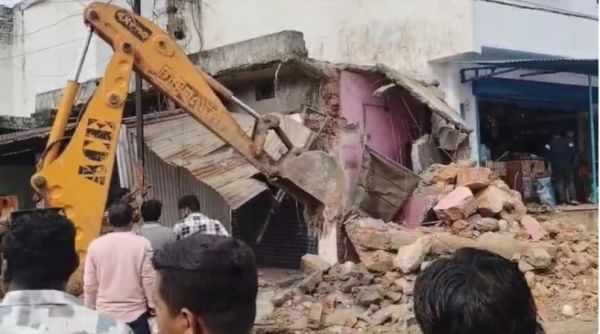 रायपुर में बुलडोजर कार्रवाई को लेकर हंगामा