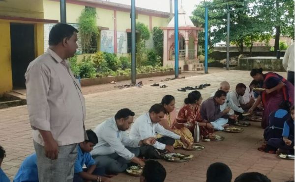 SDM ने जन्मदिन पर बच्चों के साथ किया न्यौता भोज