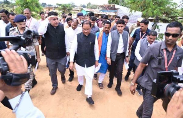 बाढ़ प्रभावितों का हाल जानने बस्तर पहुंचे सीएम साय, पीड़ित परिवारों से किया संवाद, लोगों ने बताया &ndash; प्रशासन की मदद से हैं संतुष्ट