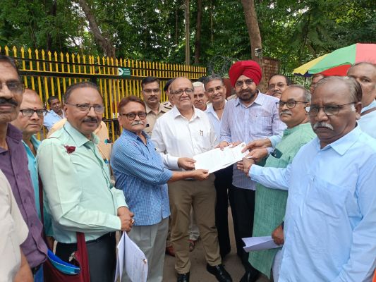 सेवानिवृत्त कर्मचारी अधिकारी महासंघ ने अपनी मांगों को लेकर पावर कम्पनी मुख्यालय में किया प्रदर्शन 