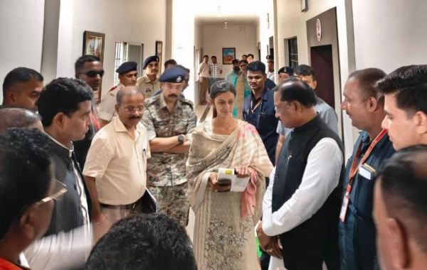  मुख्यमंत्री की पहल पर पूनम को मिली किताबें और नया टेबलेट बाढ़ में बह गयी किताबें, टेबलेट भी हुआ खराब पर नहीं रुकेगी पूनम की पढ़ाई