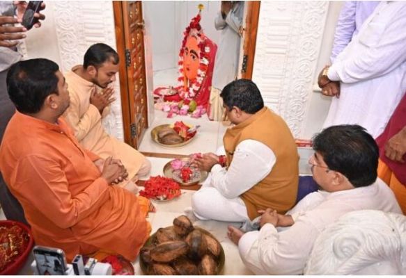 स्कूल शिक्षा मंत्री गजेन्द्र यादव ने धमतरी में माँ विंध्यवासिनी मंदिर में की पूजा-अर्चना