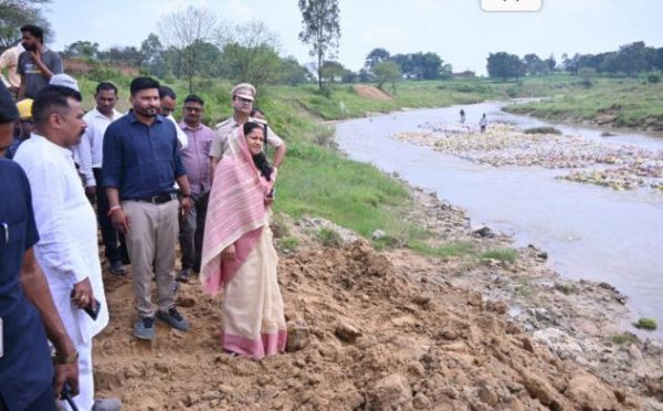 मंत्री लक्ष्मी राजवाड़े ने गोबरी नाला पर अस्थायी रपटा निर्माण कार्य का किया निरीक्षण