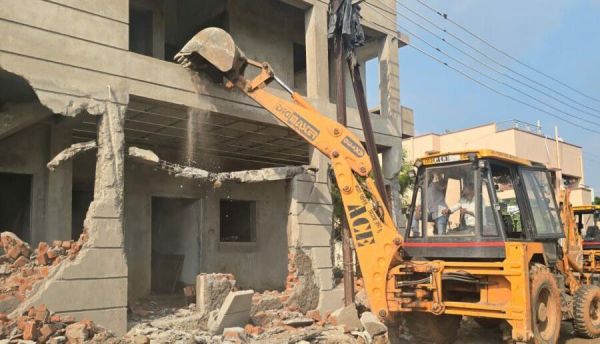 स्वीकृति के विपरीत निर्माण... निगम ने चलाया बुलडोजर