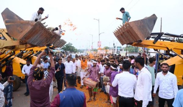 नया रायपुर में जेसीबी से फूल बरसाकर मंत्री गुरु खुशवंत साहेब का आत्मीय स्वागत