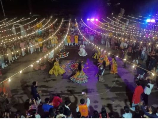 एनआईटी रायपुर में &lsquo;रंगतारी&rsquo; गरबा संध्या, छात्रों ने केसरियो-धौलीड़ा की धुनों पर बांधा समां