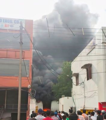 बैटरी बनाने की फैक्ट्री में लगी भीषण आग, आसमान में छाए धुएं के बादल