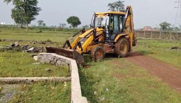 रायपुर में राजस्व विभाग की बड़ी कार्रवाई, 10 एकड़ में हुई अवैध प्लॉटिंग पर चला बुलडोजर