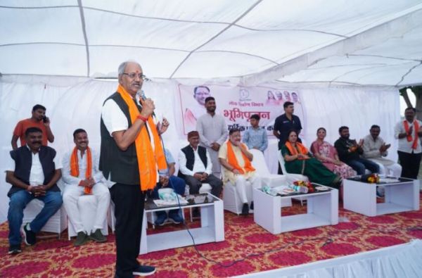 रावतपुरा फेज-2 में 2.35 करोड़ की से बनेगी सड़क, सांसद बृजमोहन ने किया शिलान्यास