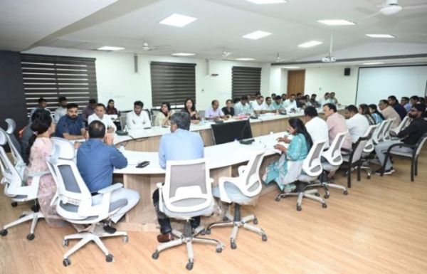 रायपुर में अब तेलीबांधा से टाटीबंध तक &lsquo;नो-फ्लैक्स स्ट्रीट&rsquo;, महापौर ने सख्त निर्देश दिए &ndash; नक्शा पास में देरी पर होगी कार्रवाई