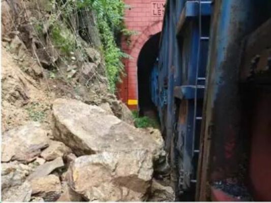 लैंड स्लाइड के चलते किरंदुल-कोत्तावालसा रेल मार्ग बाधित, कई ट्रेनें रद्द