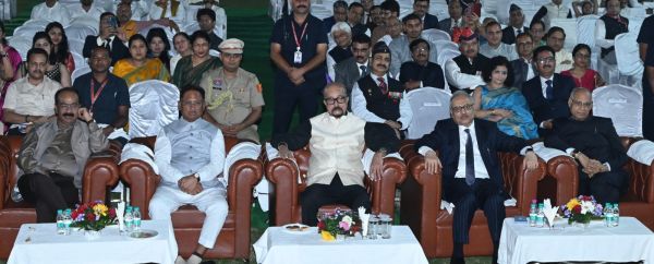  राजभवन में दीपावली मिलन... मुख्यमंत्री सहित जनप्रतिनिधिगण एवं गणमान्य नागरिक रहे उपस्थित