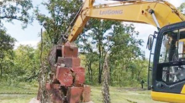 जवानों ने पील्लूर के जंगल में 20 फीट ऊंचा नक्सल स्मारक किया ध्वस्त