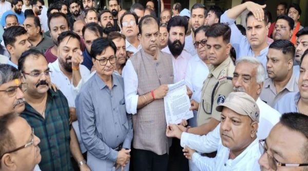 अग्रवाल समाज के बाद भड़का सिंधी समाज, क्रांति सेना अध्यक्ष अमित बघेल की गिरफ्तारी की मांग को लेकर पुलिस को सौंपा पत्र