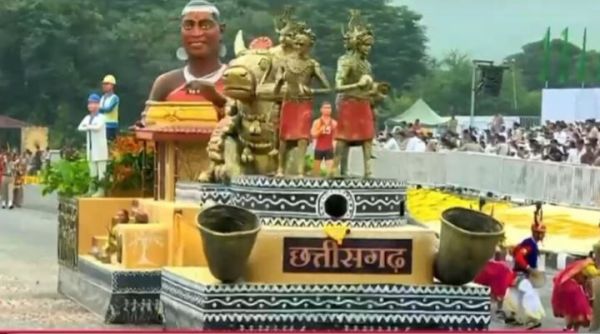 गुजरात की धरती पर बस्तर का सम्मान &mdash; एकता परेड में छत्तीसगढ़ की झांकी ने दिखाया विकास का नया मॉडल, पीएम हुए प्रभावित
