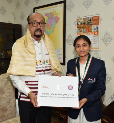 राष्ट्रपति पुरस्कार से सम्मानित एनएसएस की छात्रा लेखनी साहू ने राज्यपाल से की सौजन्य भेंट