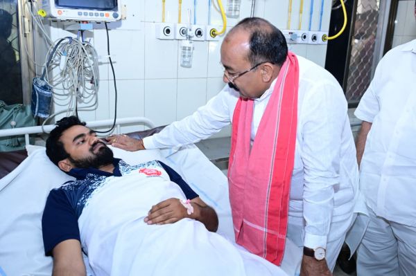 उप मुख्यमंत्री  अरुण साव रेल हादसे में घायल लोगों से मिले