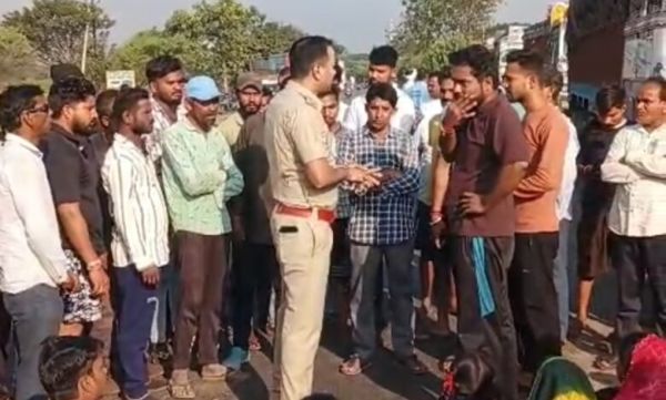 कार की टक्कर से बाइक सवार युवक की मौत...  आक्रोशितों ने किया चक्काजाम