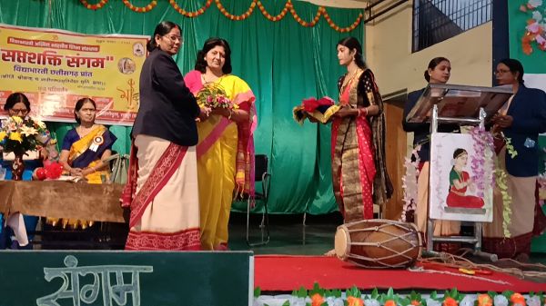 नारी शक्ति परिवार, समाज और राष्ट्र की मानवता को दिशा देती हैः शताब्दी पांडे