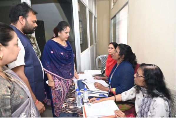 महापौर ने विभिन्न वार्डों में जाकर मतदाता सूची गहन पुनरीक्षण के कार्यों का लिया जायजा