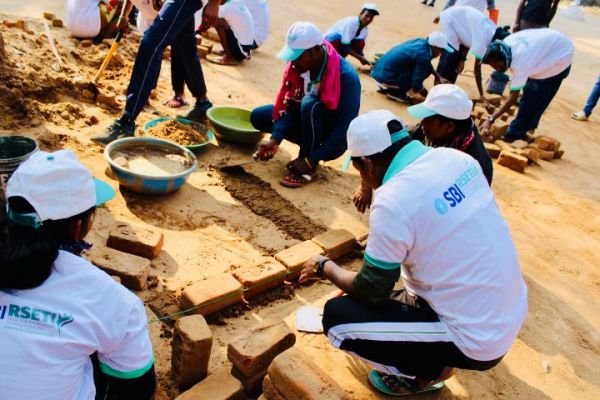 जहां बंदूकें खामोश हुईं, वहां भविष्य की नींव रखी जा रही है... पुनर्वास केंद्र में 35 आत्मसमर्पित नक्सली बने राजमिस्त्री