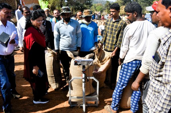 धान खरीदी केंद्रों का कलेक्टर ने किया आकस्मिक निरीक्षण