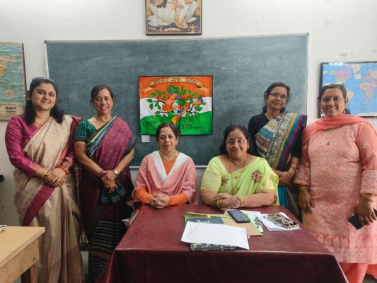 "भारतीय भाषा उत्सव&rdquo;  नवीन कन्या कालेज की छात्राओं ने बनाया पोस्टर