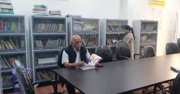 72  की उम्र में समाज सेवी की बने मिसाल... 50 लाख खर्च कर खोल दी ई-लाइब्रेरी