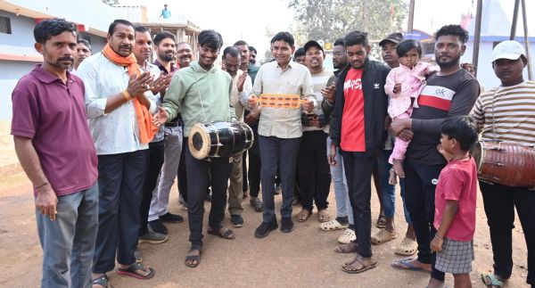 छेरछेरा तिहार: घर-घर अन्न दान लेकर मंत्री टंकराम ने निभाई छेरछेरा की परम्परा