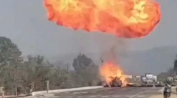 महासमुंद में गैस सिलेंडर से भरे पिकअप वाहन में लगी आग, बीच सड़क मचा हड़कंप