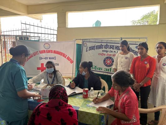 डॉ राधाबाई शासकीय नवीन कन्या स्नातकोत्तर महाविद्यालय में लगा स्वास्थ्य कैंप... बुजुर्गो ने कराया स्वास्थ्य परीक्षण