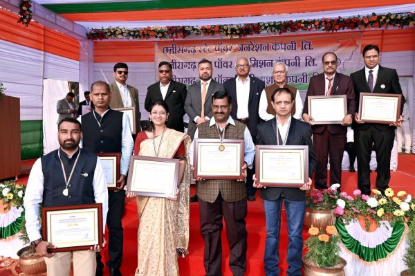 आंधी-तूफान- बारिश और बाढ़ का मुकाबला करते हुए गांव को रोशन करने वाले बिजलीकर्मी पुरस्कृत