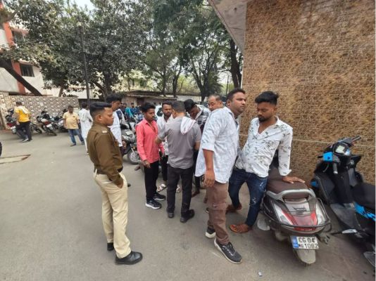 रायपुर कोर्ट परिसर में तगड़ी चेकिंग, संदिग्धों से की गई पूछताछ