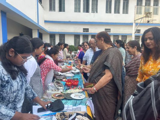 स्वादिष्ट व्यंजनों की खुशबू से महका राधाबाई कन्या महाविद्यालय