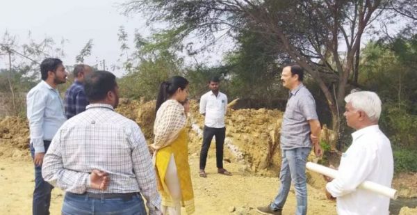 अमलीडीह नाले में अतिक्रमण पर प्रशासन का बुलडोजर अभियान