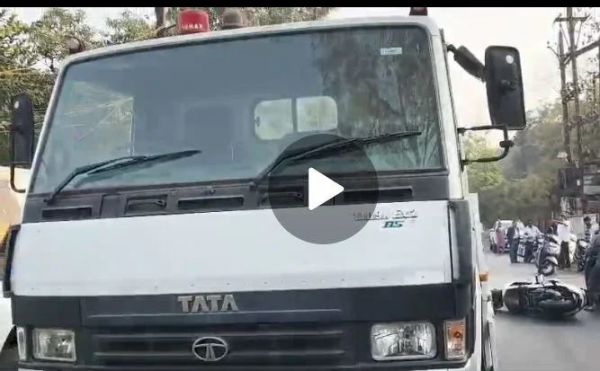 स्कूटी से स्कूल जा रहे भाई-बहन को पुलिस गाड़ी ने मारी टक्कर, भाई की मौत, बहन की हालत नाजुक