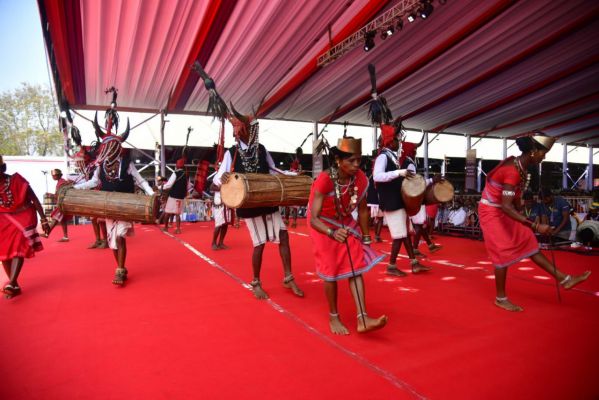 राष्ट्रपति के समक्ष बास्तानार के युवाओं ने &lsquo;गौर नृत्य&rsquo; से बिखेरे अद्भुत लोक-रंग