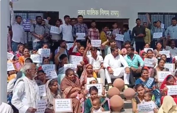 पानी संकट पर निगम दफ्तर में मटका फोड़ प्रदर्शन, उपायुक्त ने 15 दिन में समाधान का दिया आश्वासन