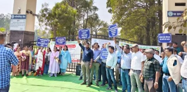 कृषि विज्ञान केन्द्रों के कर्मी 6 दिनों से हड़ताल पर, IGKV के मुख्य द्वार पर किया प्रदर्शन